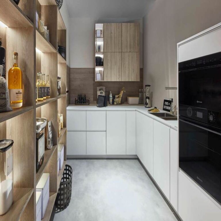 Moderne weiße Küche Moderne weiße Küche mit Hochschränken, Holzregal und schwarzen Einbaugeräten – Küche kaufen Mainz
