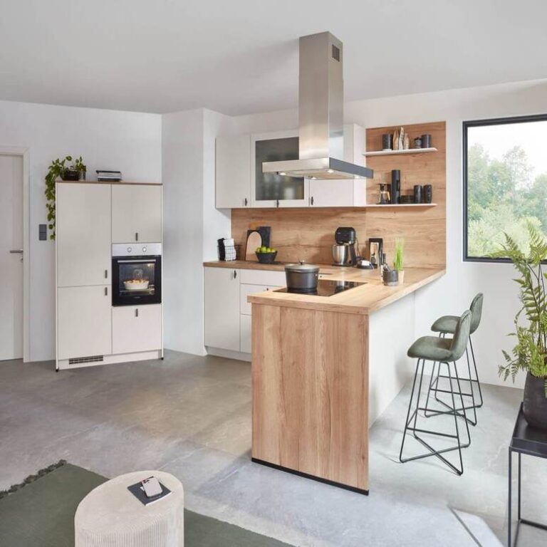 Offene Küche mit Holztheke – Küche kaufen Mainz Offene Küche mit Theke aus Holz, Barhockern und Insel-Dunstabzugshaube