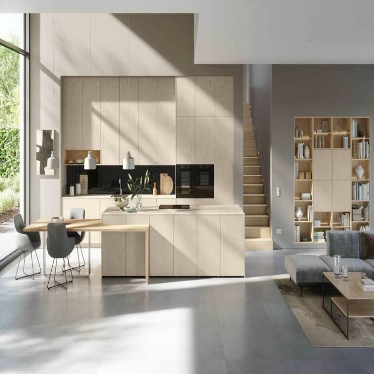 Offene Küche mit Wohnbereich – Küche kaufen Mainz Offene moderne Küche in Beige mit Kochinsel, Essplatz und angrenzendem Wohnbereich